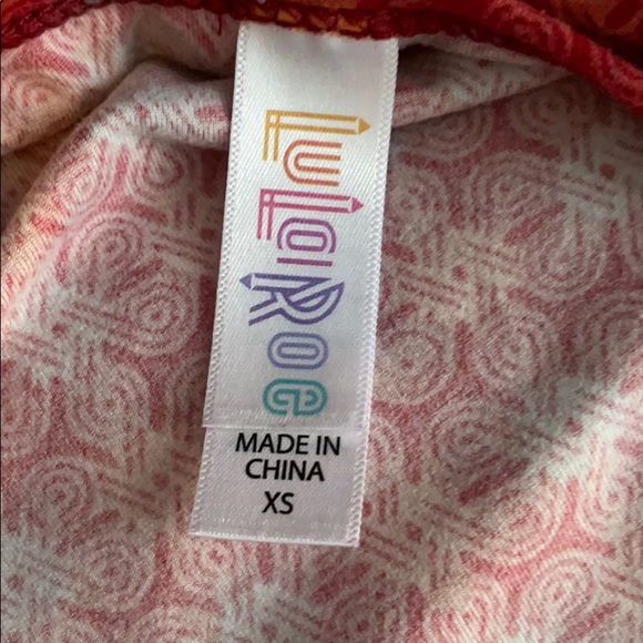 🌺Lula Roe perfect tee short sleeve, pattern top🌺 - Picture 5 of 6